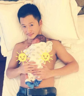  吳京赤膊抱熟睡兒子 寶寶不同睡姿 