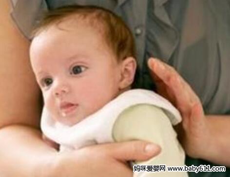 妙招:止住新生兒打嗝