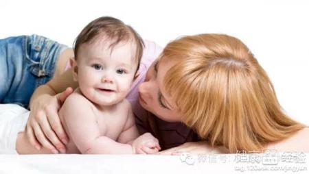 嬰兒大口吐奶怎麼回事