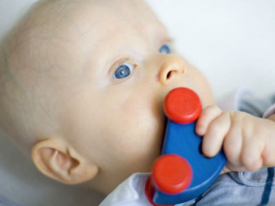 淡定!BB愛吃手是智力發展信號