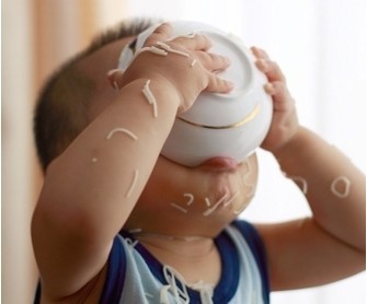 什麼時候給寶寶自己學吃飯最好?