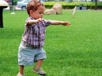 為什麼寶寶走路總是摔跤?