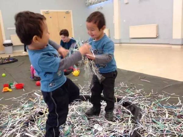 英國人為何&ldquo;縱容&rdquo;熊孩子玩兒得又髒又亂？